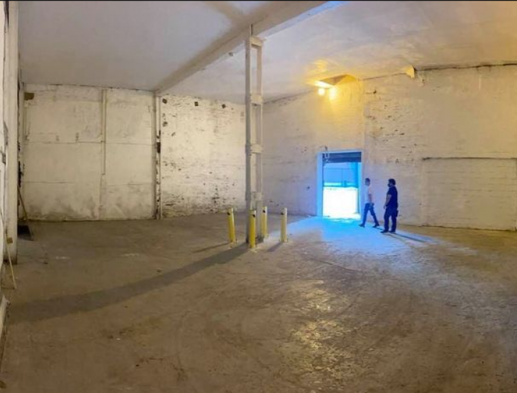 Warehouse 18' high ceilings